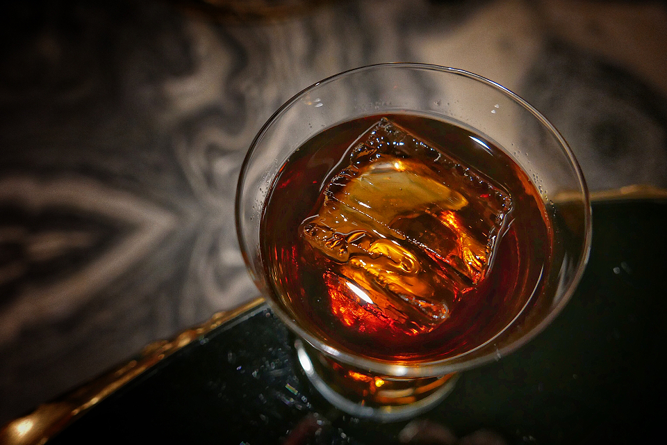 Maze: из зала в зал переходя, здесь движется народ