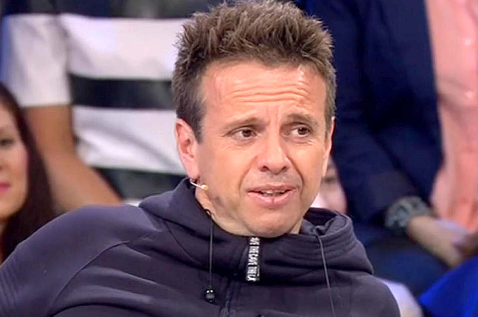 Больной Андрей Губин показал свою квартиру, где 20 лет не было ремонта, и рассказал, на что он живет