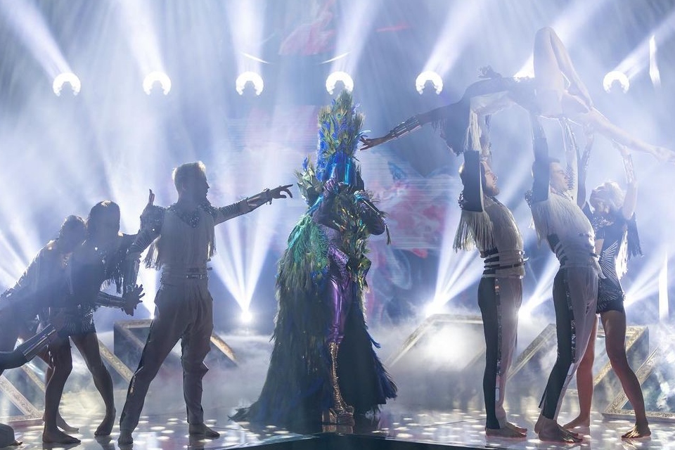 Раскрыт секрет, кто под маской Павлина на шоу Маска-2022