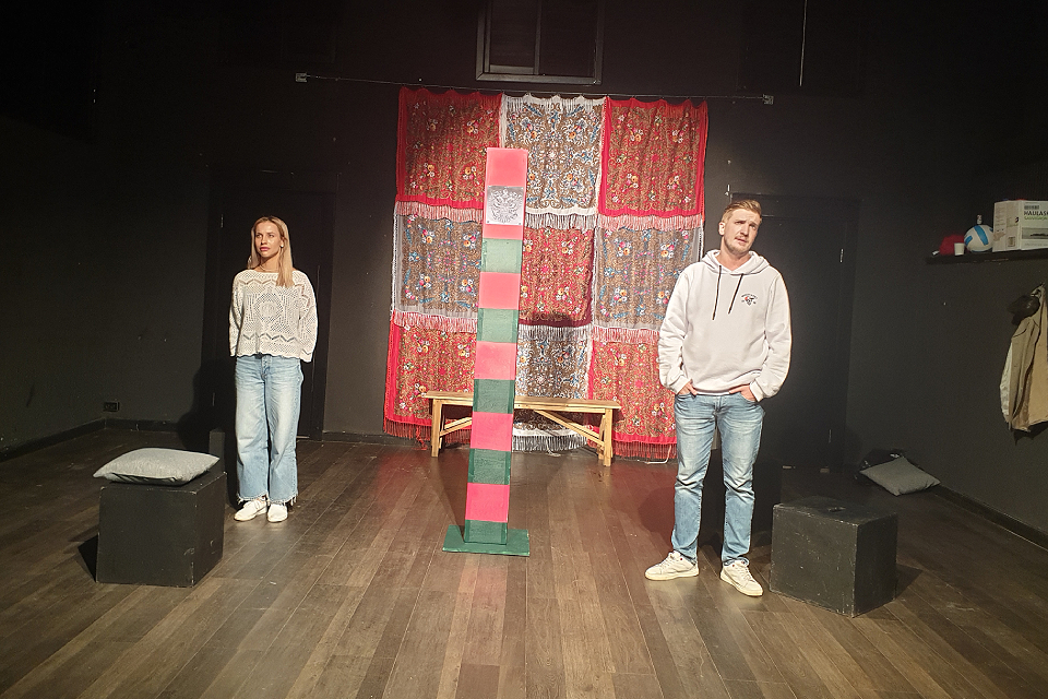 Романс о влюбленных, разлученных эмиграцией: о чем спектакль «Морковь, селедка и другие фрукты»