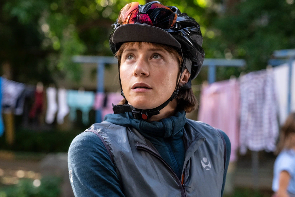 Рецензия на фильм «Поехавшая»: история девушки, на велике отправившейся к маме в Магадан