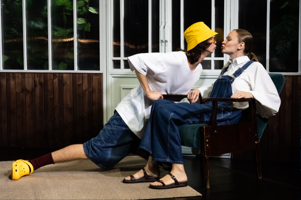 Рецензия на спектакль «Боже мой!» (2025) в «Театре города М»: Бог устал и хочет умереть