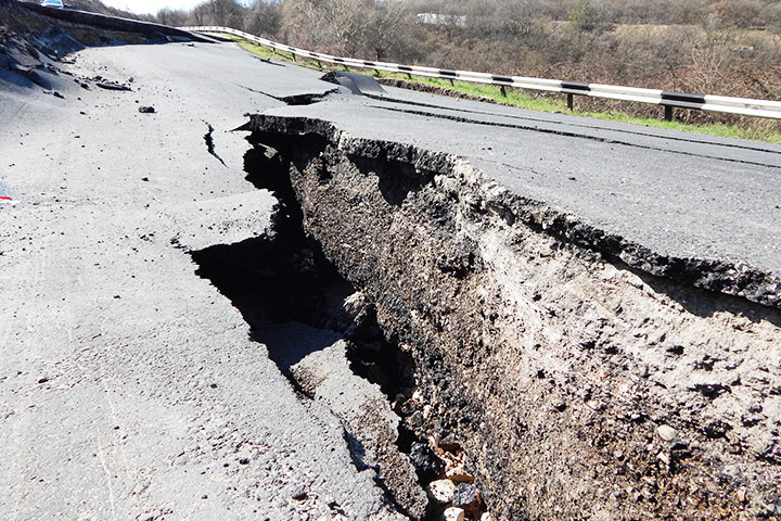 повреждение земля. повреждение изоляции кабеля. порча земли. оранжевая нефть оренбург. поврежденный высоковольтный кабель.