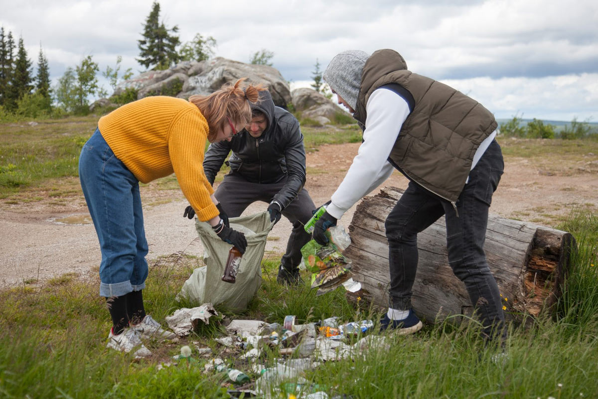 экология россии. волонтеры собирают мусор. экологическая природа. экологические проблемы картинка пермь. волонтеры помогают природе.