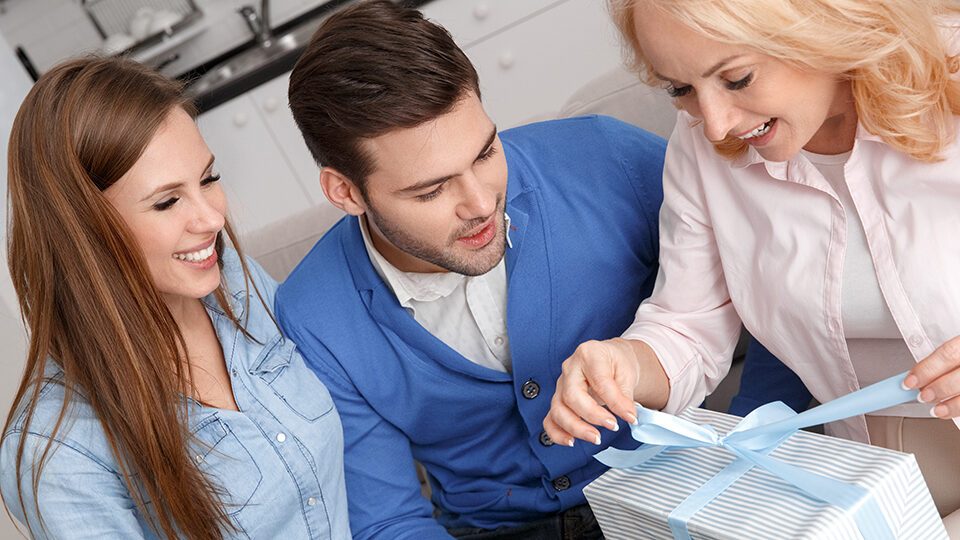 100+ идей, что подарить свекрови на 8 Марта в 2026 году