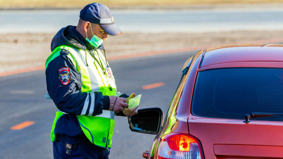 Проверка документов сотрудником ДПС. Фото: Tramp57 / Shutterstock / Fotodom