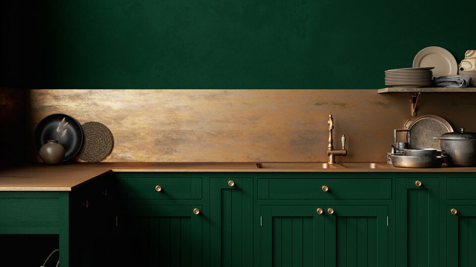 Фурнитура из латуни прекрасно подойдет к зеленому фасаду кухни. Фото: YKvisual / Shutterstock / Fotodom