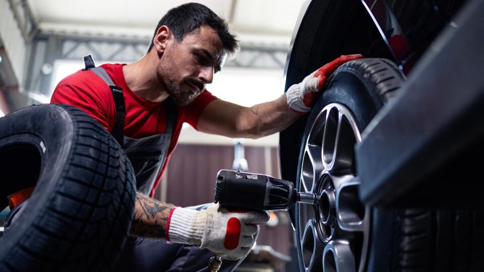 Замена колес в автомастерской. Фото: Aleksandar Malivuk / Shutterstock / Fotodom