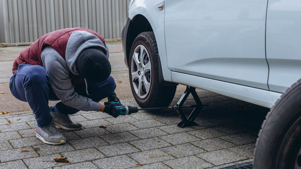 Замена шин своими руками. Фото: Kateryna Mukhina / Shutterstock / Fotodom