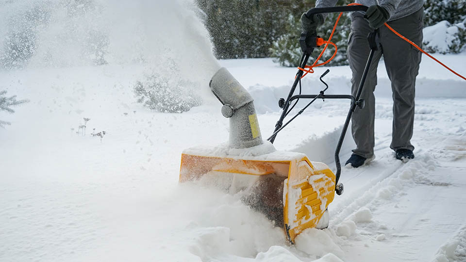 13 лучших электрических снегоуборщиков в 2025 году