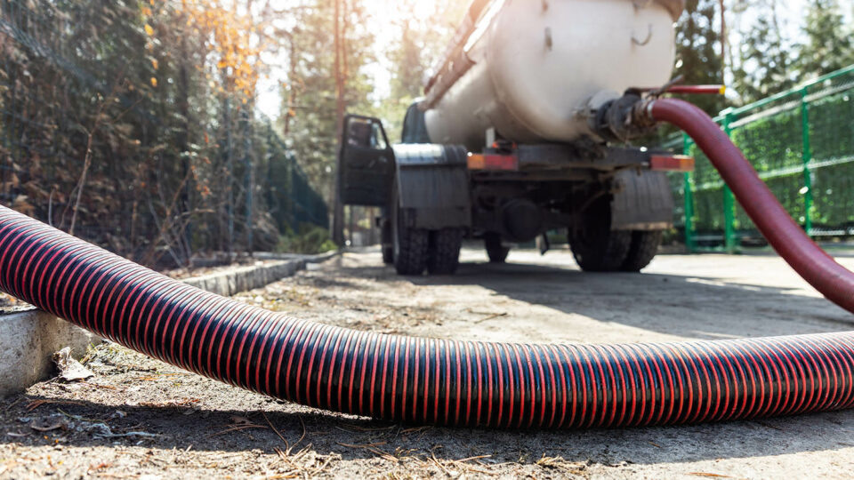 Откачка нечистот из накопительной емкости. Фото: K-FK / Shutterstock / Fotodom
