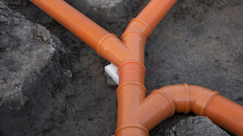 Разводка канализации вне дома. Фото: ArieStudio / Shutterstock / Fotodom