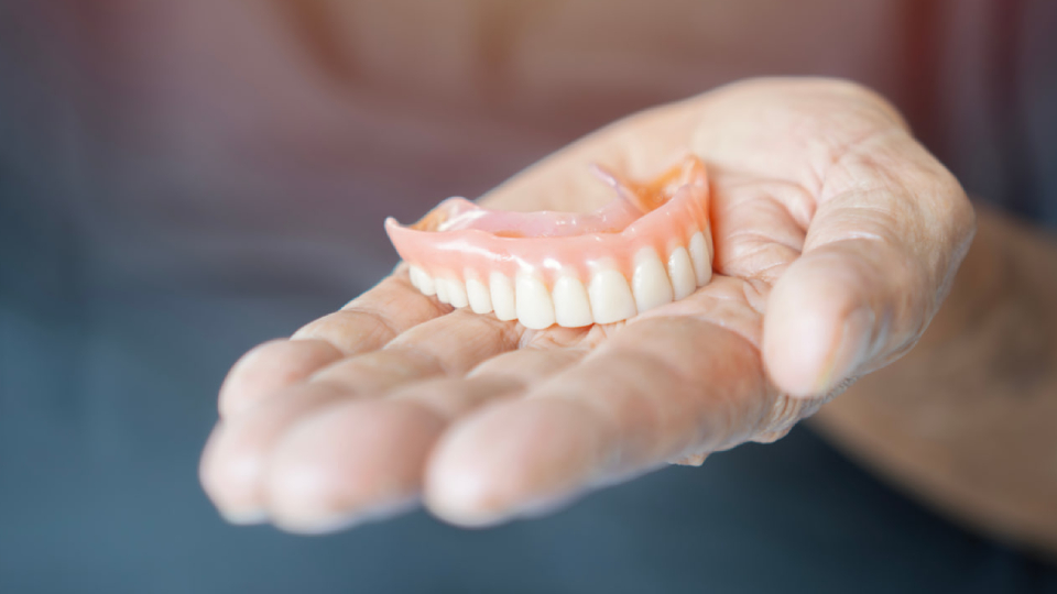 Как правильно пользоваться кремом для фиксации зубных протезов