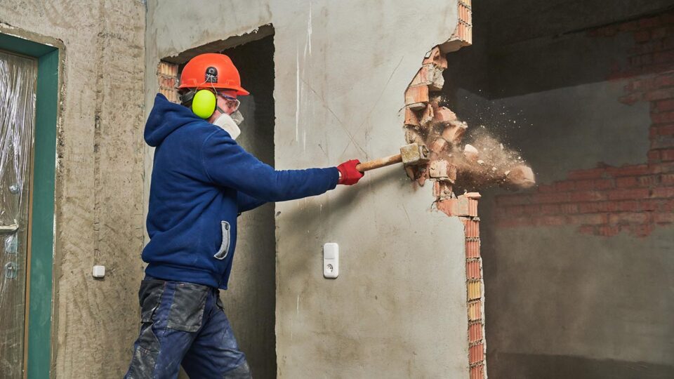 Работы по перепланировке квартиры. Фото: Dmitry Kalinovsky / Shutterstock / Fotodom