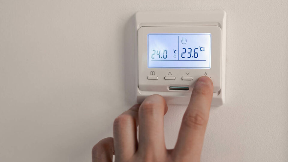 Неисправность терморегулятора — одна из причин того, что теплый пол не греет". Фото: Andrii Kozak / Shutterstock / Fotodom