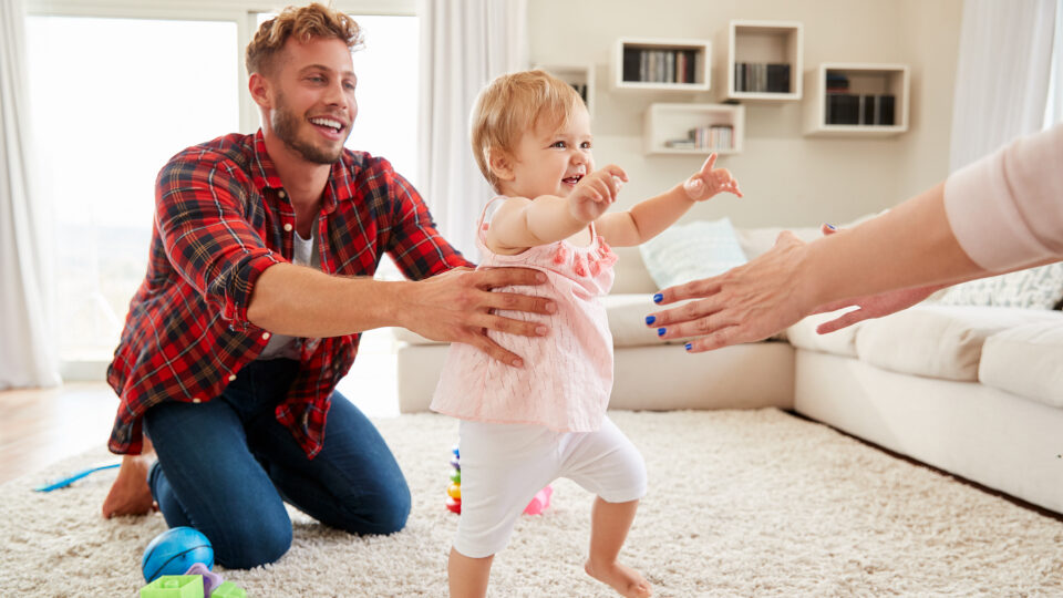 Как научить ребенка ходить