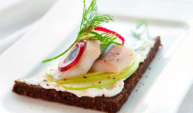 Селедочные бутерброды с яблоком