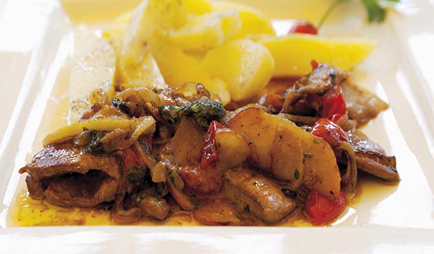 Печень индейки с луком и яблоками