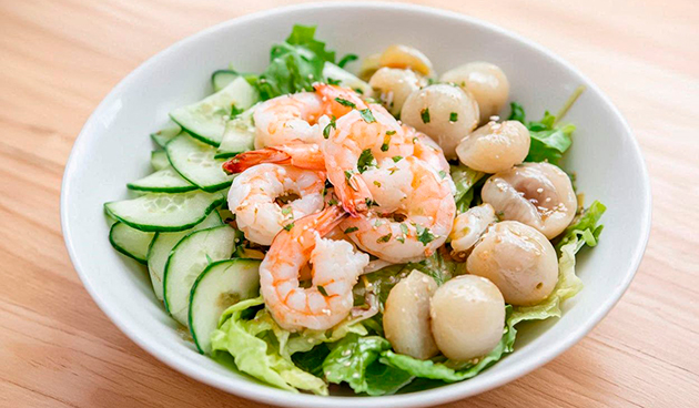 Салат с креветками и личи