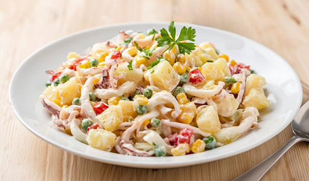 Салат из кальмаров с ананасами