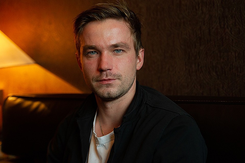Александр Петров показал новую девушку на премьере сериала «Триада»