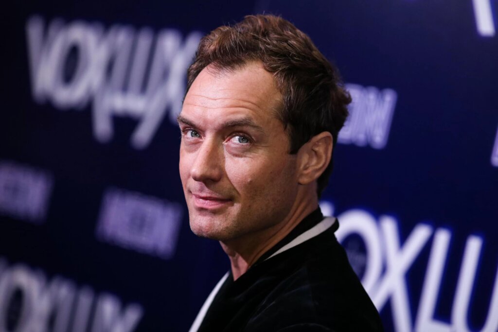 Джуд Лоу рассказал о своей свадьбе во время премьеры «Нового Папы»