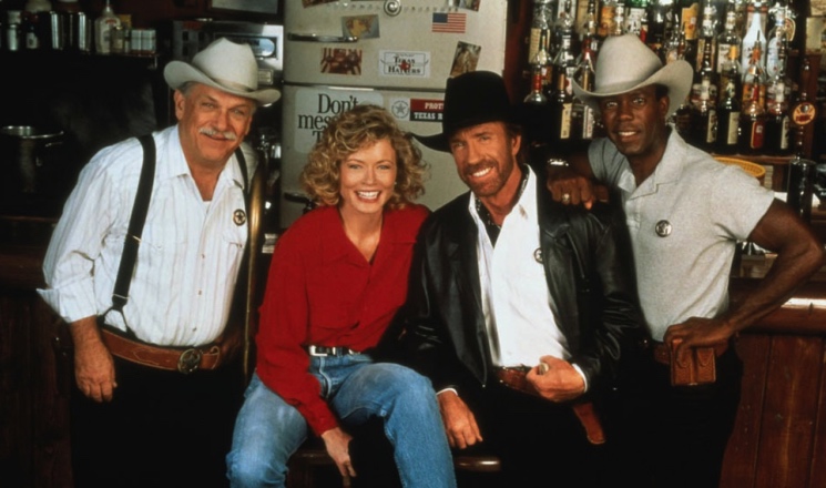 Как изменились актеры сериала «Крутой Уокер»: Чак Норрис в 81 год живет на ранчо, пишет романы и торгует водой из своего источника