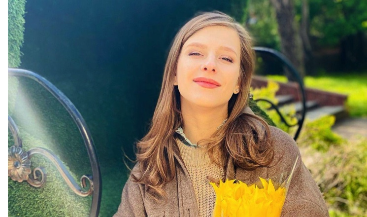 Беременная Лиза Арзамасова впервые вышла в свет, восхитив поклонников новым образом