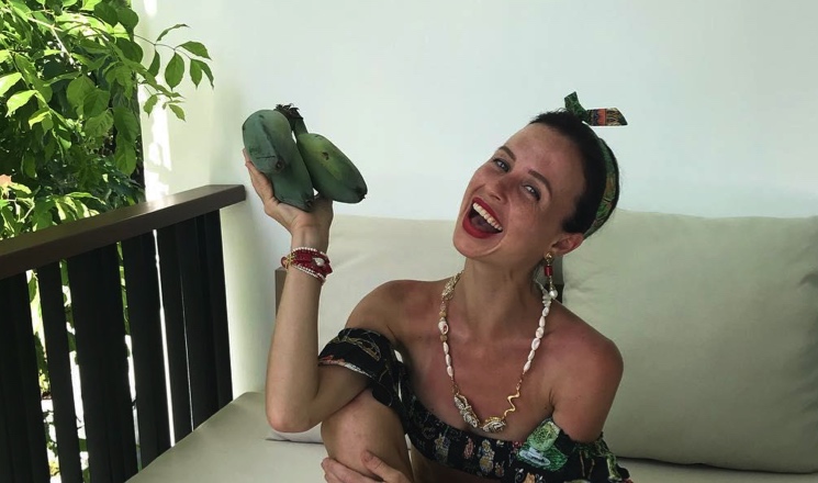 Павел Прилучный снял изможденную Мирославу Карпович в одних трусиках