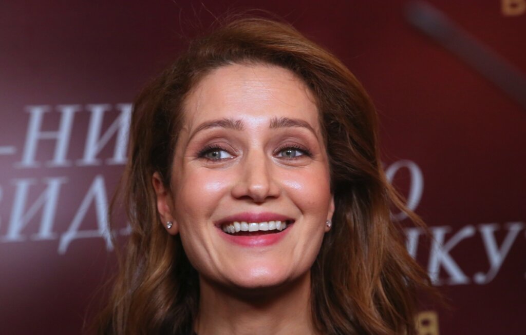 Нарисованные брови на лбу и платиновые кудри: актриса Виктория Исакова стала неузнаваемой