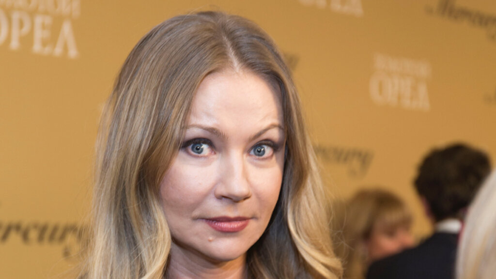 Мария Миронова в свадебном платье под руку с известным артистом вызвала переполох