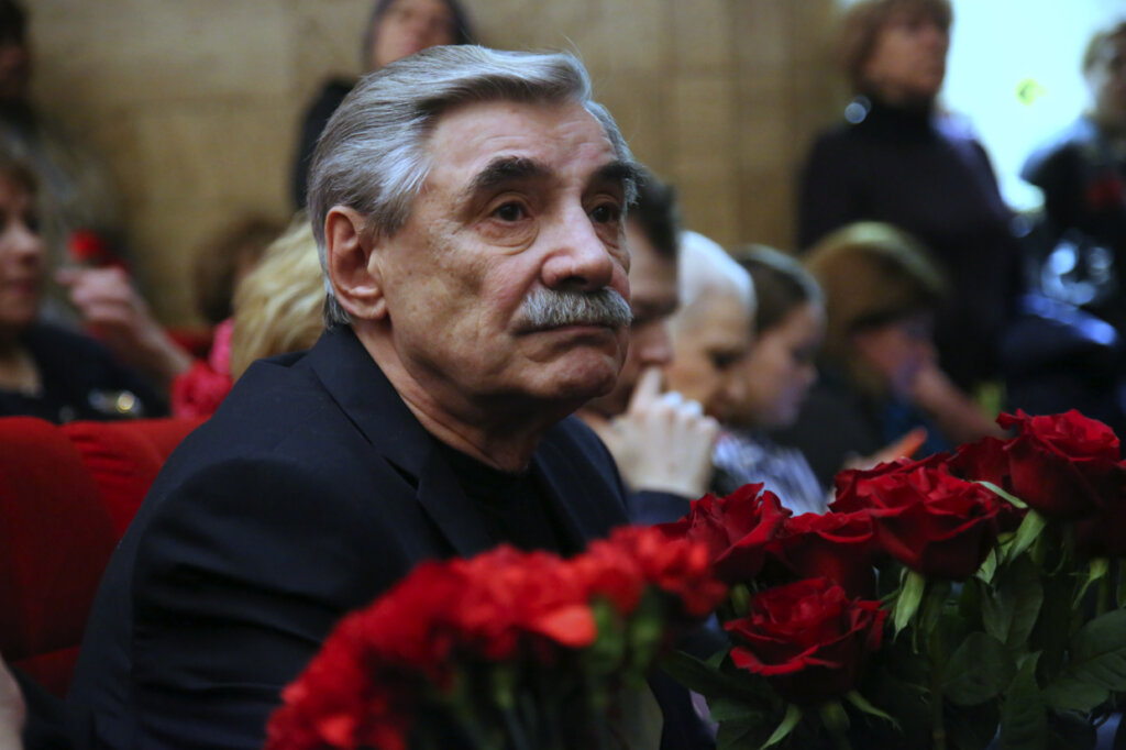 Александр Панкратов-Черный передвигается в инвалидной коляске