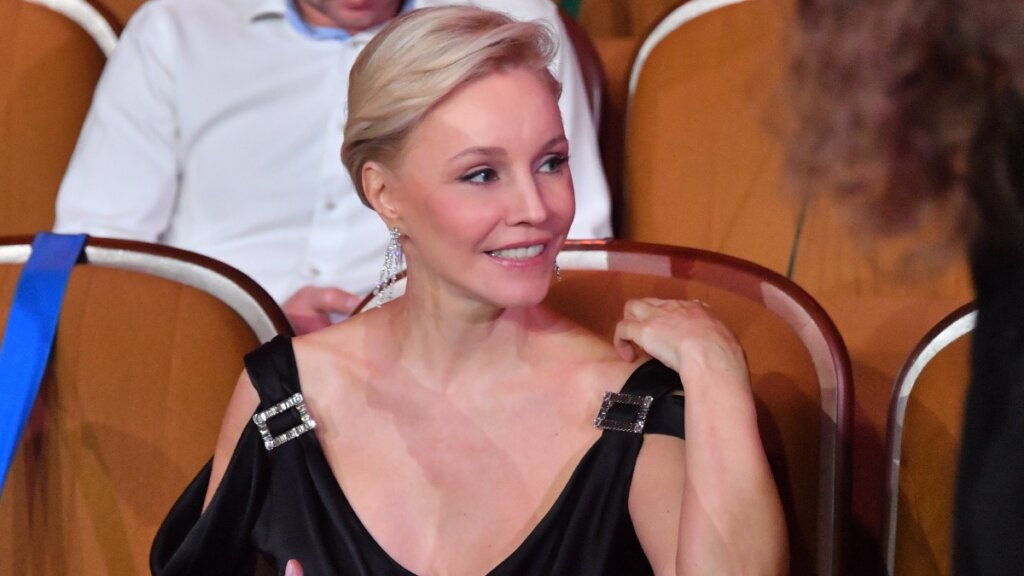 56-летняя Марина Зудина помолодела на 20 лет и заговорила о влюбленности
