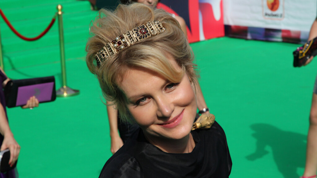 Сбежавшая в Европу Рената Литвинова показала преобразившуюся дочь