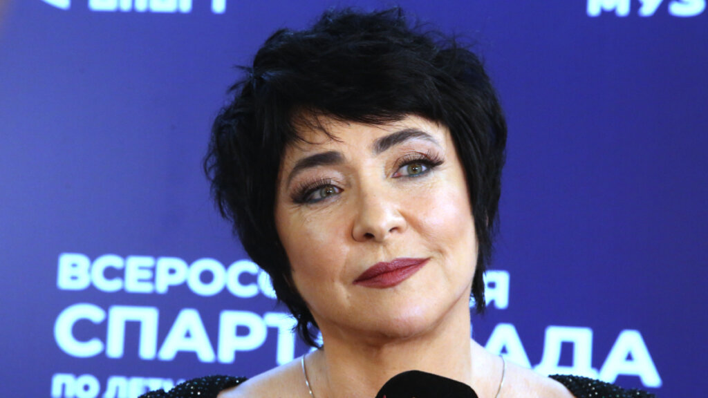 59-летняя певица и звезда сериала «Актрисы» Лолита Милявская появилась в «голом» комбинезоне