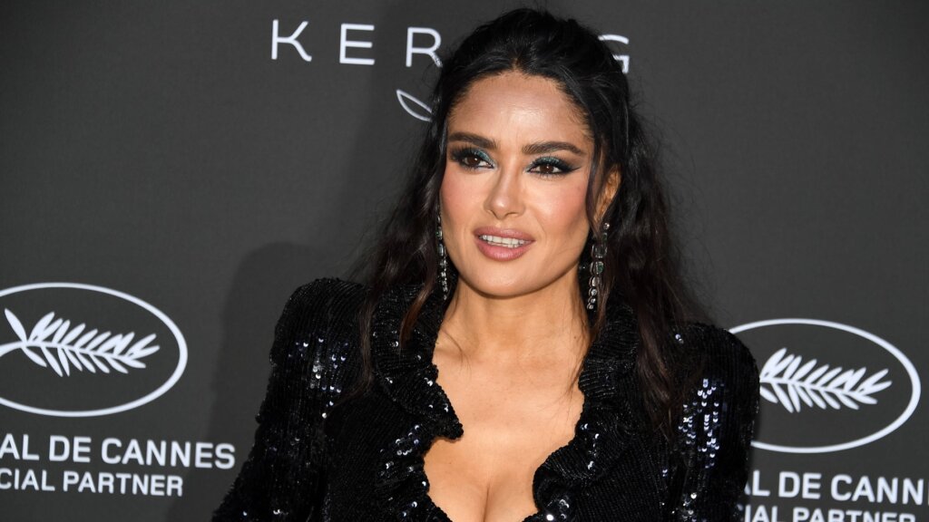 Сальма Хайек похвасталась шикарной фигурой в бикини