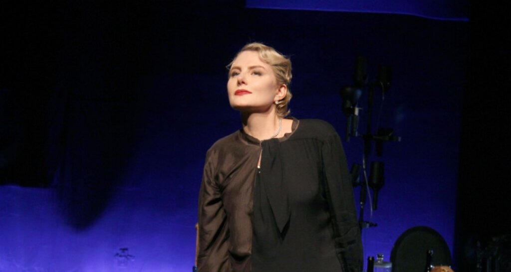 56-летняя Рената Литвинова похвасталась шикарной фигурой в черном бикини