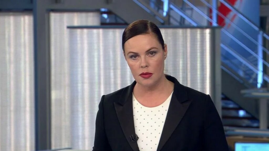 58-летняя Екатерина Андреева продемонстрировала безупречный бюст в зеленом купальнике