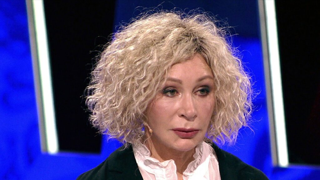 77-летняя Татьяна Васильева показала себя крупным планом после пластики и уколов красоты