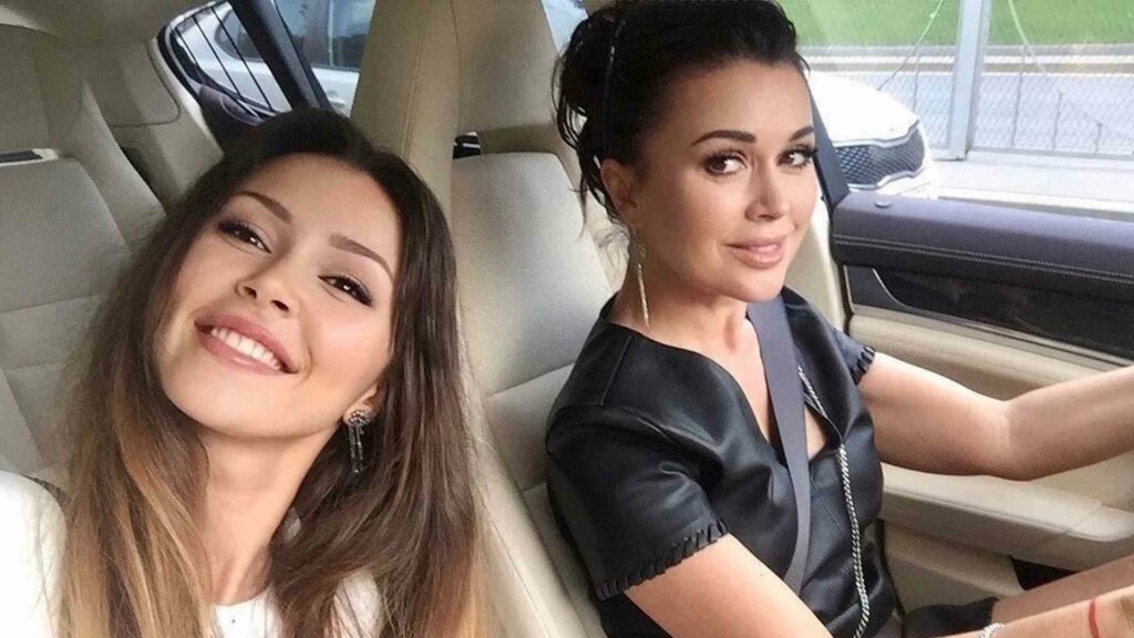 Заворотнюк показала откровенные фото на яхте и пожаловалась на невыносимые Эмираты