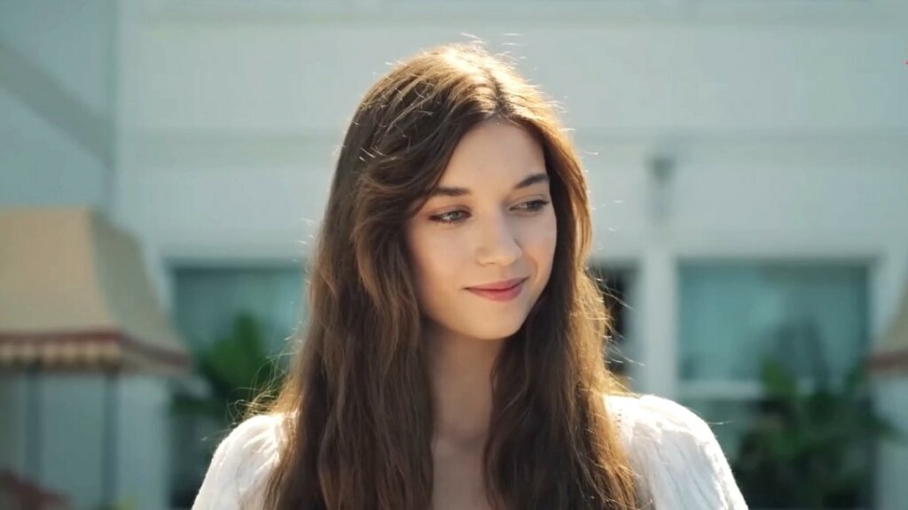 Афра Сарачоглу намекнула, что ждет зрителей в третьем сезоне сериала «Зимородок»