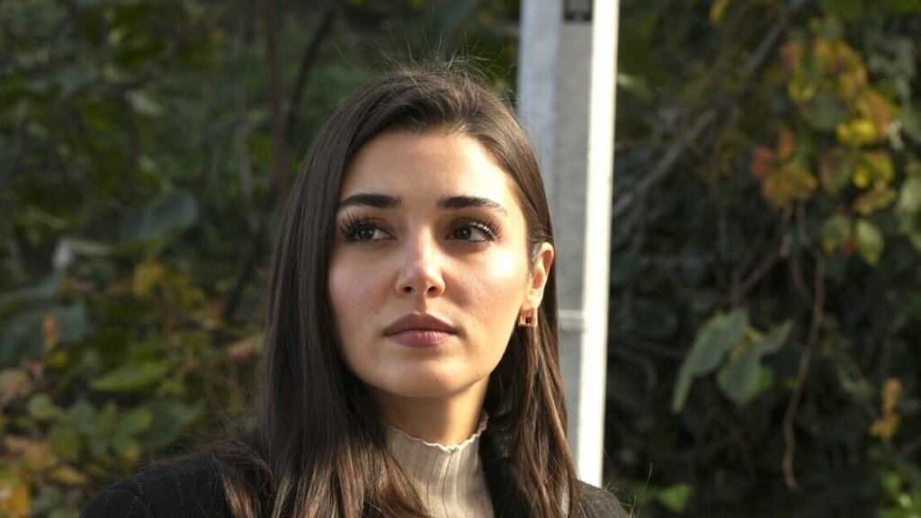 Бывшая девушка Хакана Сабанджи набросилась на Ханде Эрче