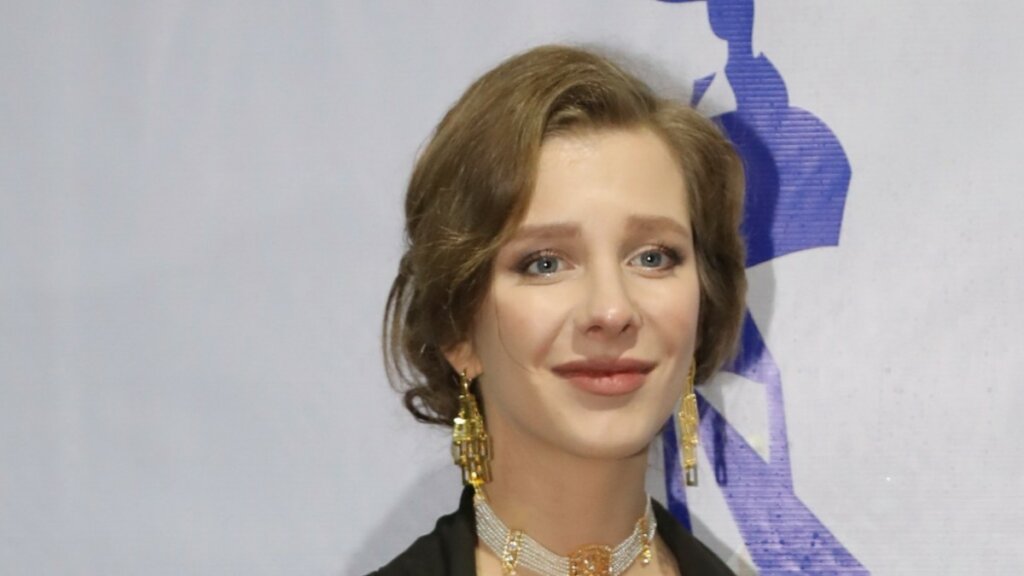 Лиза Арзамасова через несколько дней после родов оставила детей и отправилась на вечеринку (видео)