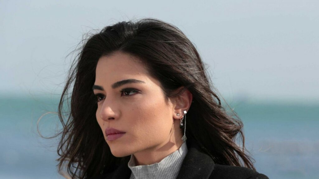 «Горячая мамаша»: беременная звезда сериала «Черная любовь» продемонстрировала округлившийся живот