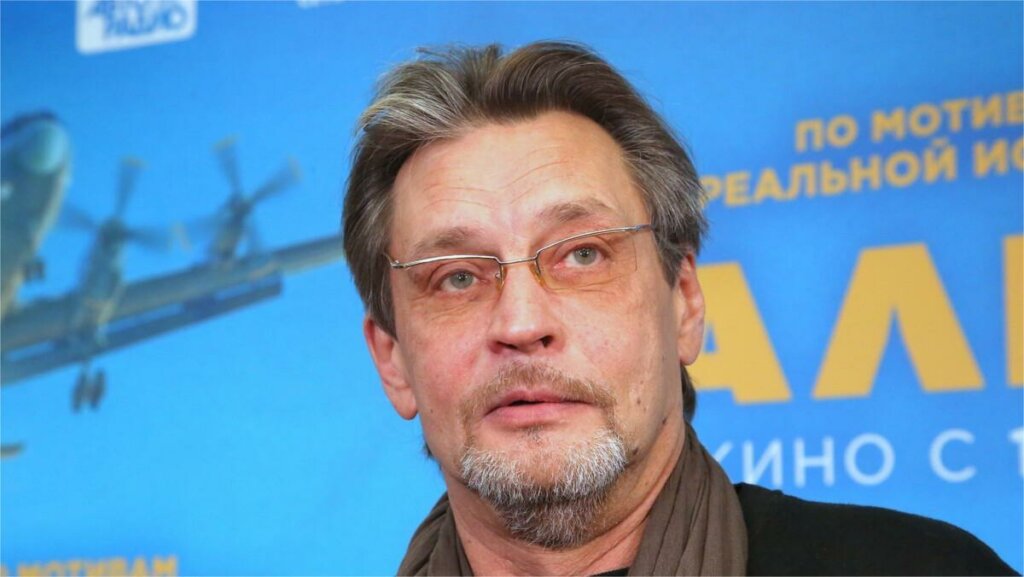 Домогаров впервые показал жену, которая выглядит моложе его сына