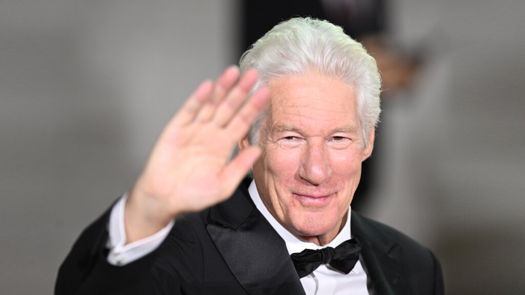 Светится от счастья: Ричард Гир впервые за долгое время вышел в свет с красоткой-женой