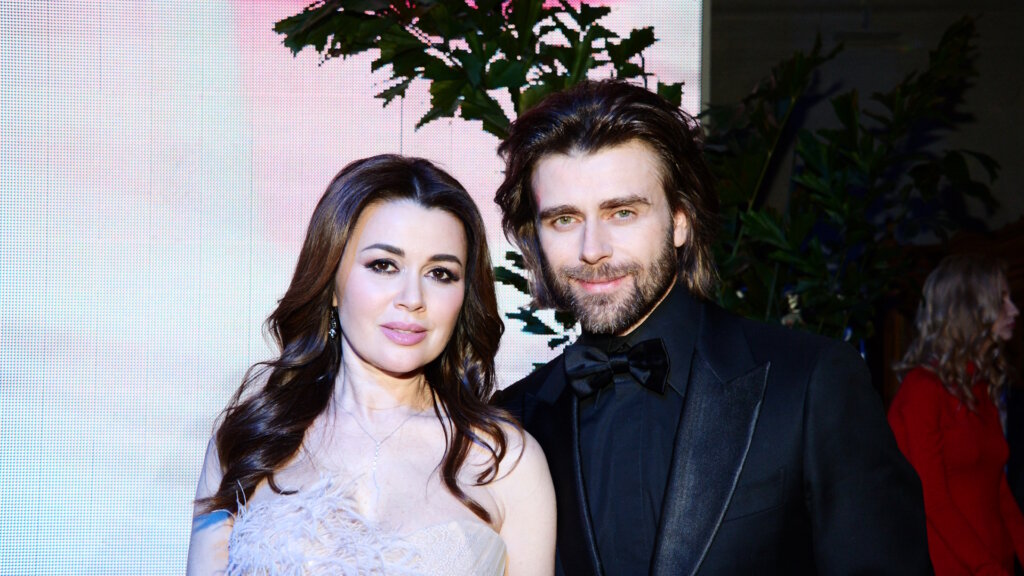 Петр Чернышев вышел на лед с дочерью в память об Анастасии Заворотнюк