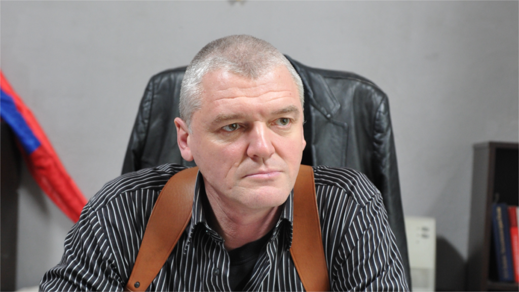 Звезда сериалов Сергей Плотников ютится с молодой женой и пятью детьми в крошечной однушке