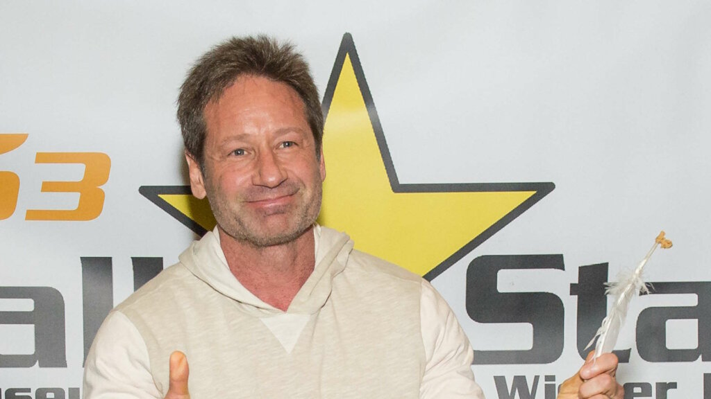 Дэвид Духовны тайно женился на девушке, которая вдвое моложе актера