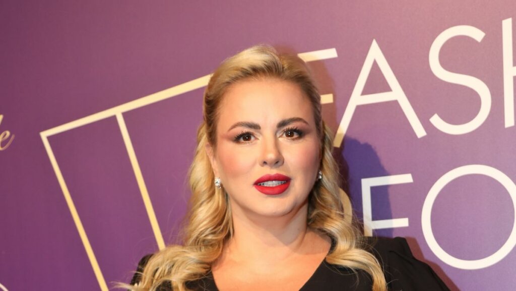 Одинокая Анна Семенович показала шикарную фигуру в бикини после отказа от диет